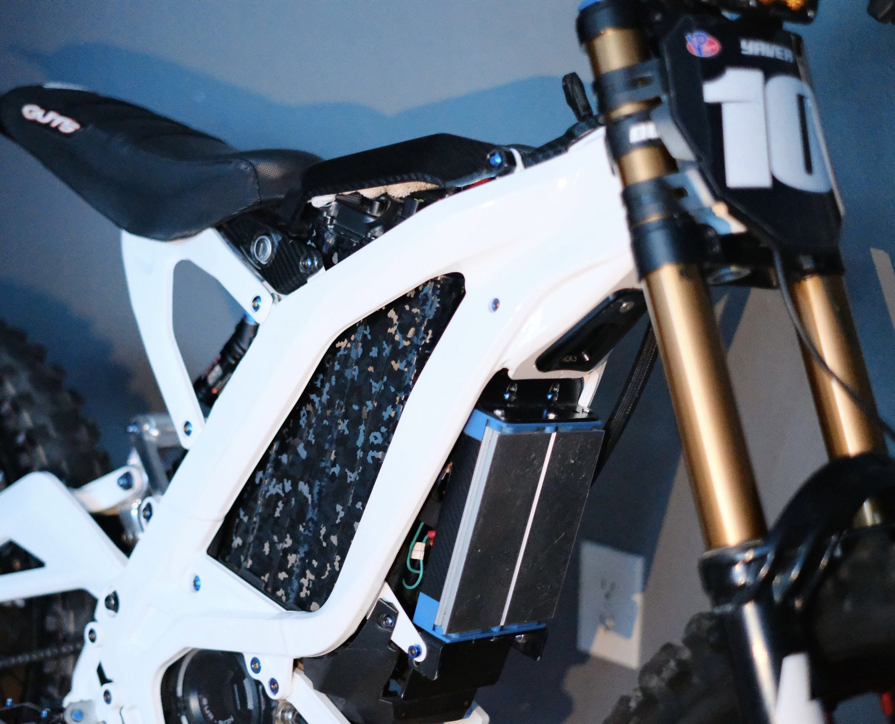 Custom Surron build running MA Customz graphics