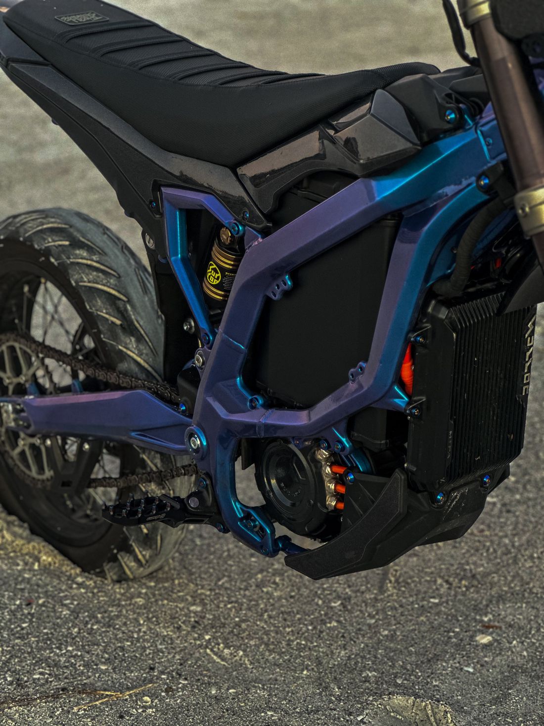 Chameleon Surron build, MA Customz graphics